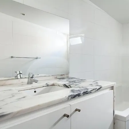 Plum Guide - Read All About It Apartment