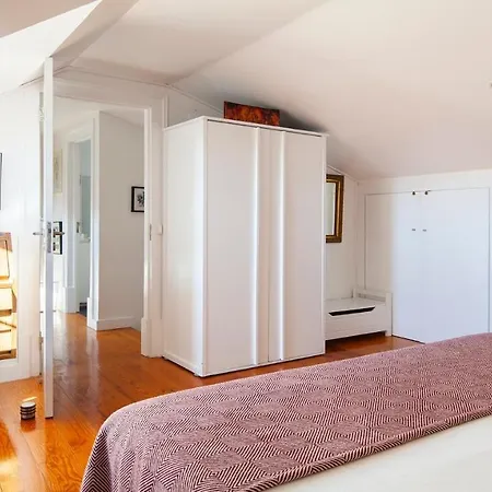 Apartment Plum Guide - Read All About It Lisbon