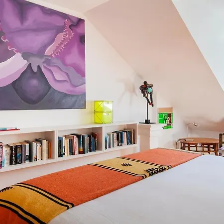 Plum Guide - Read All About It Apartment Lisbon